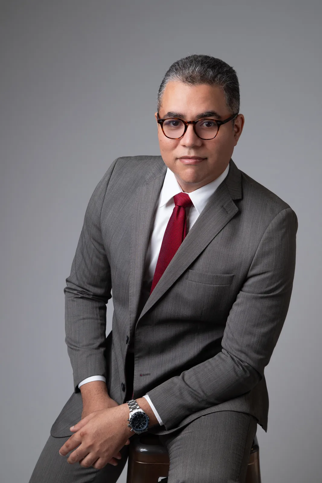 Retrato executivo de homem com terno cinza e gravata vermelha